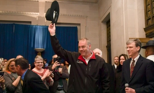 Các nhân viên chào đón ông Zinke