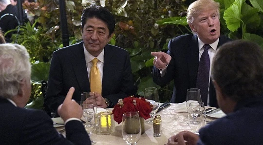 Tổng thống Mỹ Donald Trump (phải) và Thủ tướng Nhật Bản Shinzo Abe (trái) trong cuộc gặp ở khu nghỉ dưỡng Mar-a-Lago ngày 10/2. Ảnh: AP