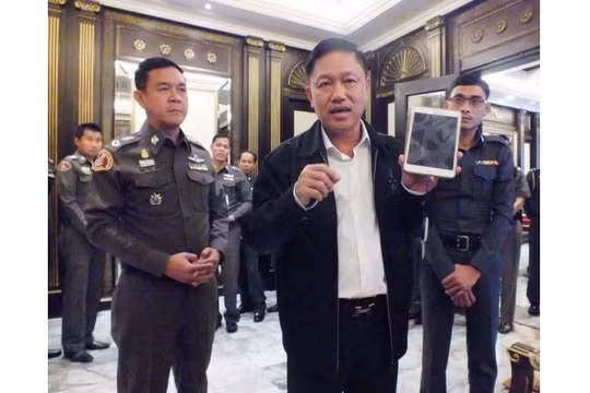 Tướng Winai Thongsong trình diễn đầu đọc thẻ căn cước. Ảnh: The Nation