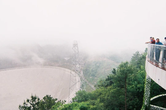 Kính viễn vọng FAST nhìn từ sàn quan sát