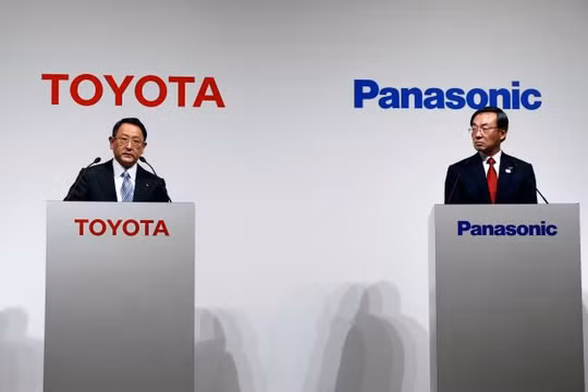 Chủ tịch hãng Toyota và Chủ tịch Panasonic Kazuhiro Tsuga tại cuộc họp báo chung. Ảnh Reuters