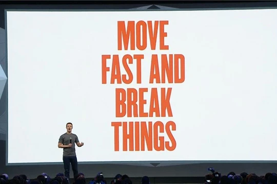 Mark Zuckerberg với slogan "di chuyển nhanh và quét thật sạch".