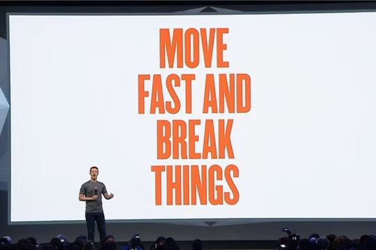 Mark Zuckerberg với slogan "di chuyển nhanh và quét thật sạch".