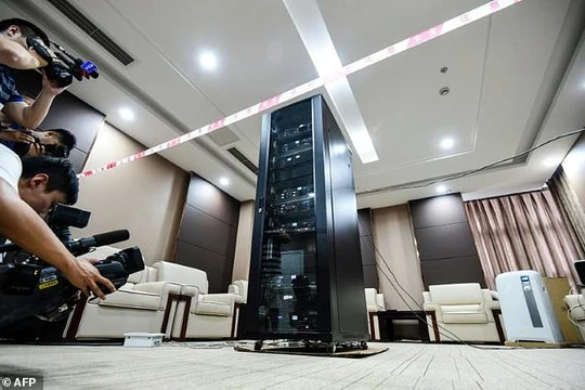 Robot AI - MATH, bề ngoài giống như một chiếc hộp đen