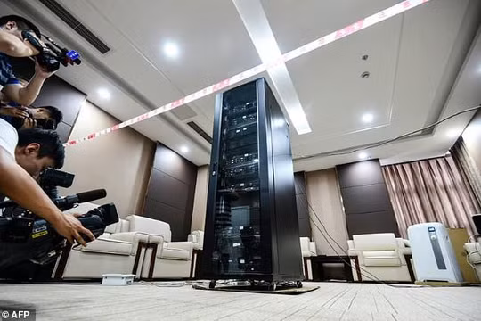 Robot AI - MATH, bề ngoài giống như một chiếc hộp đen