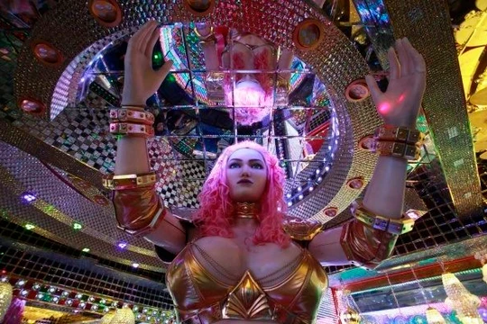 Các vũ công biểu diễn trên những con robot "nữ" khổng lồ.