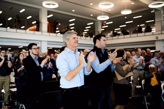 Steve Case (áo xanh) và J.D. Vance (áo ghi lê đen) - 2 thành viên đầu tiên của quỹ Rise of the Rest. 