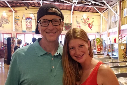 Bill Gates với cô gái đầu Jennifer. Ảnh Forbes