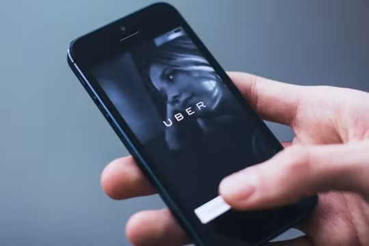 Uber bị kiện vì khiến một cặp vợ chồng đổ vỡ hạnh phúc gia đình. Ảnh: Complex.