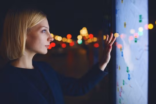 Một du khách tìm đường bằng ứng dụng bản đồ tại Barcelona. Ảnh: UNESCO