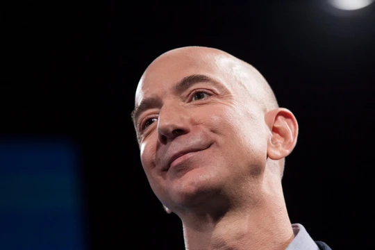 Jeff Bezos - CEO Amazon vừa giành được danh hiệu người giàu nhất thế giới từ tay Bill Gates