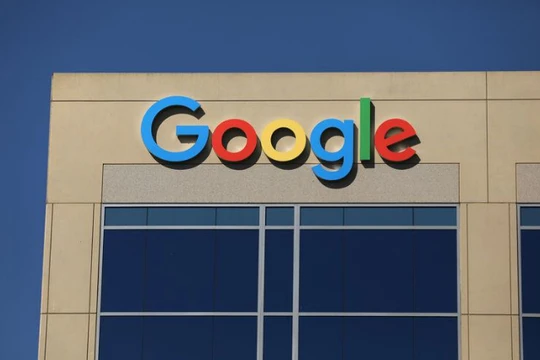 Logo của Google phía trên một tòa nhà của công ty tại Irvine, California, Hoa Kỳ. Ảnh Mike Blake chụp ngày 7/7/2017