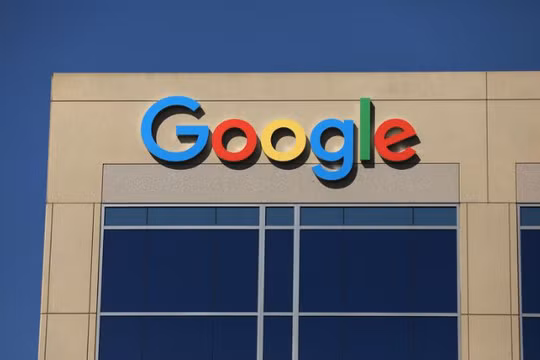 Logo của Google phía trên một tòa nhà của công ty tại Irvine, California, Hoa Kỳ. Ảnh Mike Blake chụp ngày 7/7/2017