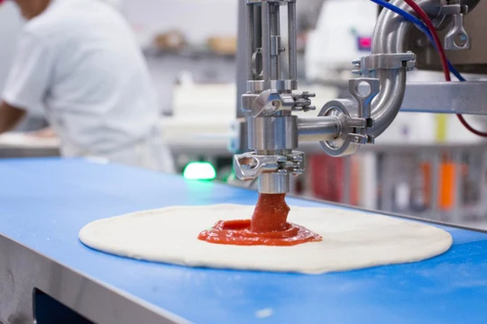 Robot đang làm pizza