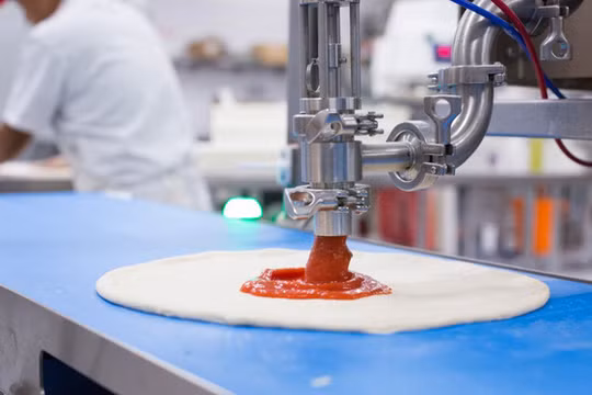 Robot đang làm pizza