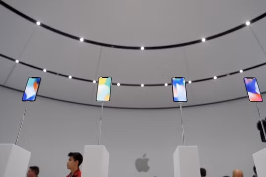 Người dùng hiện có khá nhiều giải pháp để bảo vệ iPhone X. ẢNH: REUTERS