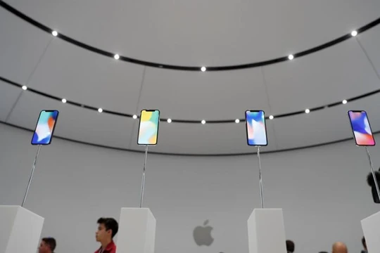 Người dùng hiện có khá nhiều giải pháp để bảo vệ iPhone X. ẢNH: REUTERS