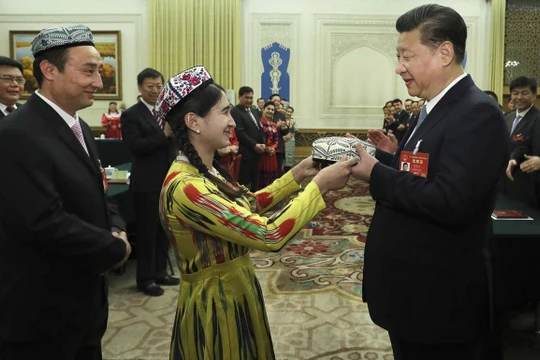 Chủ tịch Tập Cận Bình nhận quà là chiếc mũ truyền thống của người Duy Ngô Nhĩ . Ảnh Tân Hoa xã