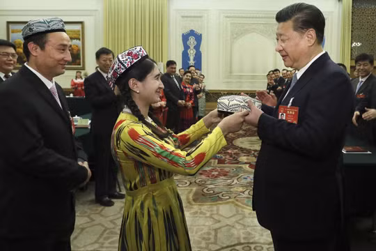 Chủ tịch Tập Cận Bình nhận quà là chiếc mũ truyền thống của người Duy Ngô Nhĩ . Ảnh Tân Hoa xã