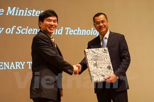 Giáo sư Murakami va Thứ trưởng Phạm Đại Dương. (Ảnh: Nguyễn Tuyến/Vietnam+)