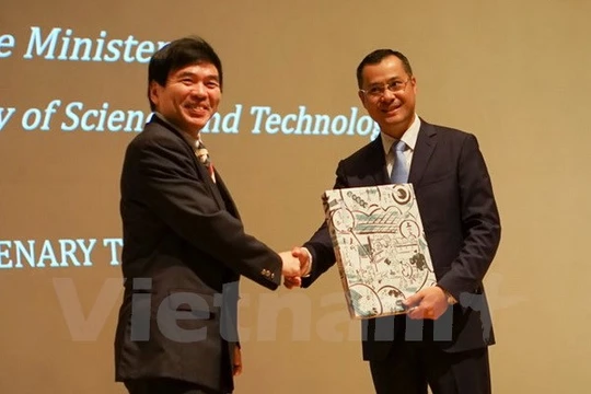 Giáo sư Murakami va Thứ trưởng Phạm Đại Dương. (Ảnh: Nguyễn Tuyến/Vietnam+)