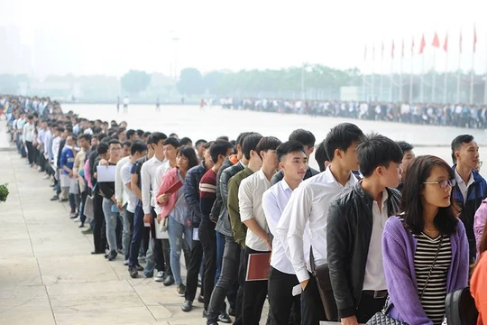 Các thí sinh xếp hàng vào thi