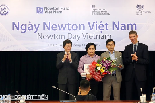 Thứ trưởng Trần Quốc Khánh và Đại sứ Vương quốc Anh trao giải thưởng Newton.