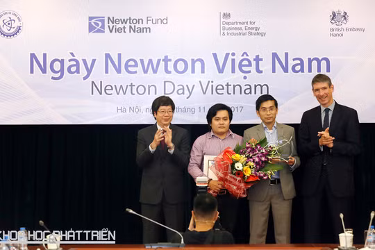 Thứ trưởng Trần Quốc Khánh và Đại sứ Vương quốc Anh trao giải thưởng Newton.