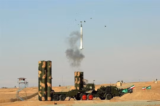 Tên lửa S 300 được phóng đi. Ảnh Tasnim