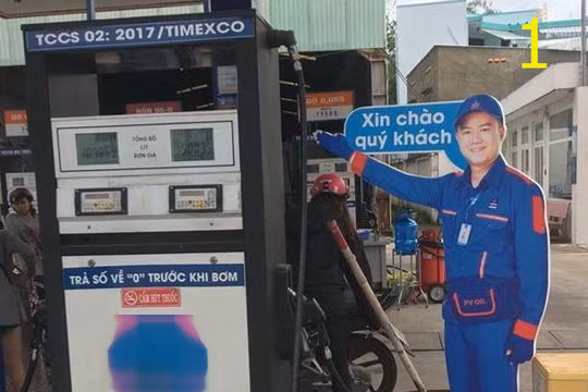 Hình nhân to bằng nhân viên, đứng giơ tay “Xin chào quý khách”, “Cảm ơn quý khách”!