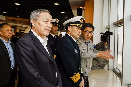 Phó Đô đốc Shen Jinlong (giữa) trong chuyến thăm Công ty đóng tàu Hudong Zhonghua