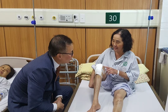 Bệnh nhân cử động khớp gối, đi lại dễ dàng sau thay khớp. Ảnh: Hồng Hải.