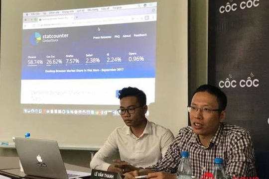 Ông Lê Văn Thanh, đồng sáng lập Cốc Cốc (áo kẻ) công bố số liệu về thị phần người dùng trình duyệt ở Việt Nam trong buổi họp báo sáng 26/10/2017.