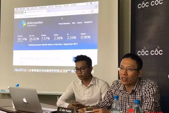 Ông Lê Văn Thanh, đồng sáng lập Cốc Cốc (áo kẻ) công bố số liệu về thị phần người dùng trình duyệt ở Việt Nam trong buổi họp báo sáng 26/10/2017.