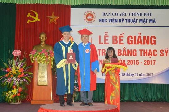 PGS, TS. Nguyễn Hồng Quang - Giám đốc Học viện Kỹ thuật Mật mã trao bằng cho tân Thạc sĩ An toàn thông tin.