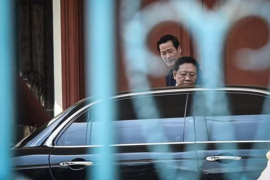 Ông Kang Chol lên xe rời khỏi Đại sứ quán CHDCND Triều Tiên