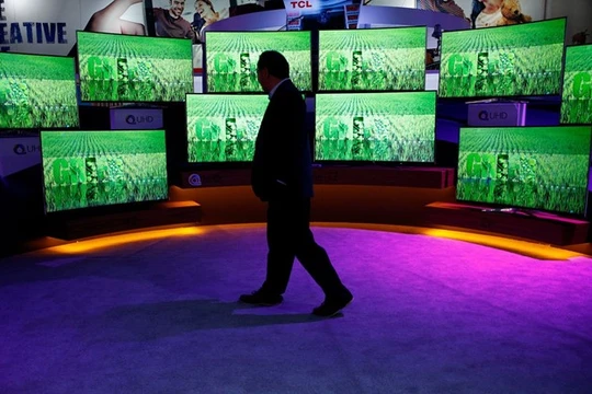 Chọn mua TV là công việc không đơn giản. Ảnh: AP.