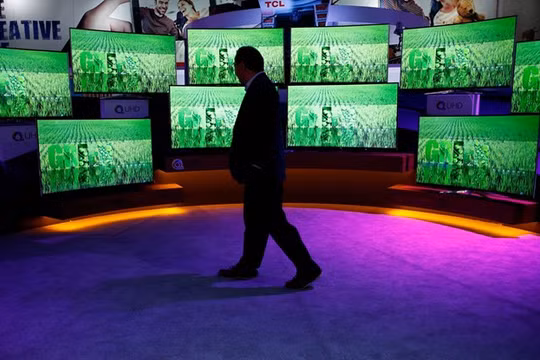 Chọn mua TV là công việc không đơn giản. Ảnh: AP.