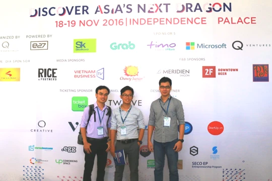 Các kỹ sư máy tính trẻ Đức, Huy và Thiện trong một sự kiện công nghệ. Ảnh: VGP/Thế Phong