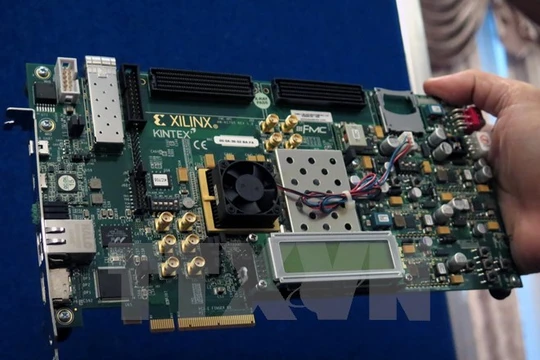 Sản phẩm vi mạch được trưng bày tại Hội nghị quốc tế về công nghệ bán dẫn và vi mạch. (Ảnh minh họa: Hoàng Hải/TTXVN)