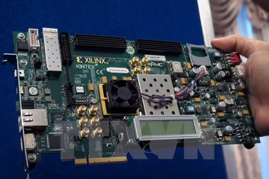 Sản phẩm vi mạch được trưng bày tại Hội nghị quốc tế về công nghệ bán dẫn và vi mạch. (Ảnh minh họa: Hoàng Hải/TTXVN)