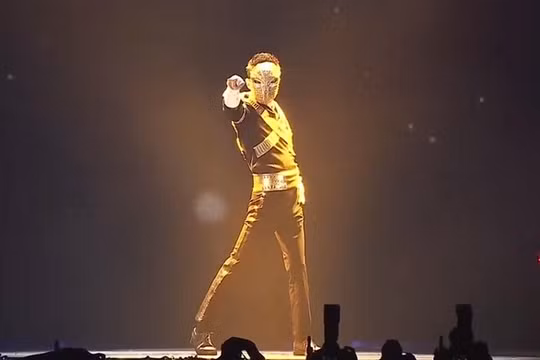 Jack Ma đeo mặt nạ và mặc trang phục y hệt Michael Jackson trong tua diễn Dangerous World