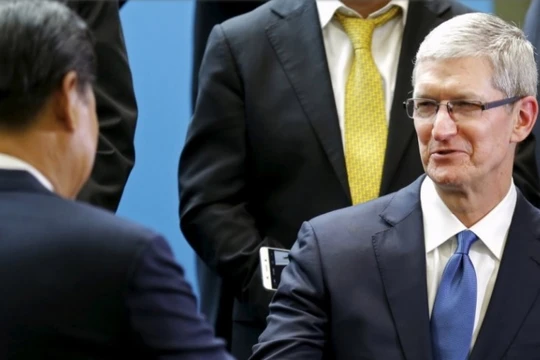 Chủ tịch Trung Quốc Tập Cận Bình bắt tay CEO Apple Tim Cook trong lần dự cuộc gặp các CEO tổ chức tại Trung tâm chính của Hãng Microsoft (Redmond, tiểu bang Washington) ngày 23/9/2015. Ảnh Reuters