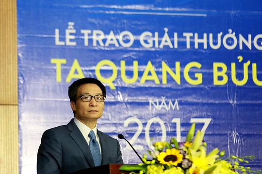 Phó Thủ tướng Vũ Đức Đam phát biểu tại lễ trao giải thưởng Tạ Quang Bửu 2017. Ảnh: Loan Lê.