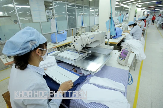 Công nhân Công ty May 10 đang thực hiện một công đoạn trong chuyền may. Ảnh: Anh Sa