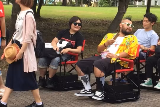 Ghế tự lái: Sản phẩm này của Nissan hướng tới những người lười vận động. Họ chỉ cần ngồi trên đó và bấm nút là nó có thể di chuyển. Chiếc ghế cũng được gắn cảm biến để tránh va chạm với các vật khác trên đường di chuyển