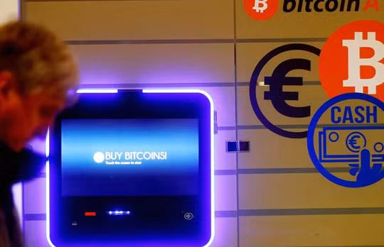 ATM bitcoin ở Vilnius (Lithuania). ẢNH: REUTERS