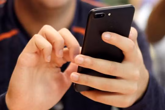 Người dùng smartphone tại thành phố Chicago, Mỹ - Ảnh: AP