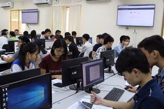 Năm 2017, chỉ tiêu tuyển sinh vào 2 ngành CNTT và An toàn thông tin của Học viện Công nghệ BCVT lần lượt là 790 và 270 sinh viên cho cả 2 cơ sở Hà Nội và TP.HCM (Trong ảnh: sinh viên Học viện tham gia diễn tập an toàn thông tin)