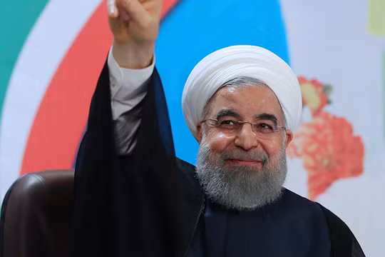 Tổng thống Iran Hassan Rouhani vẫy chào cử tri